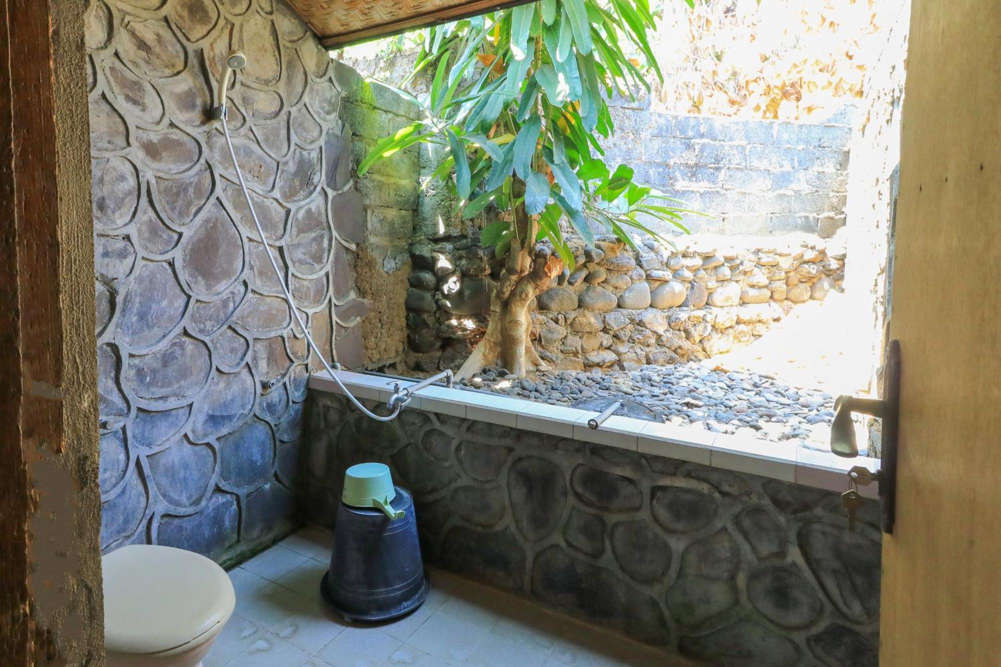 Hotel Tara Bar & Resto Air Sanih Kubutambahan  الغرفة الصورة